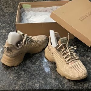 Steve Madden maxima women’s sneakers size 9.5 beige/rhinestones